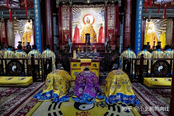 泰山碧霞祠张诚达道长如法依科诵经,为国家和十方善信