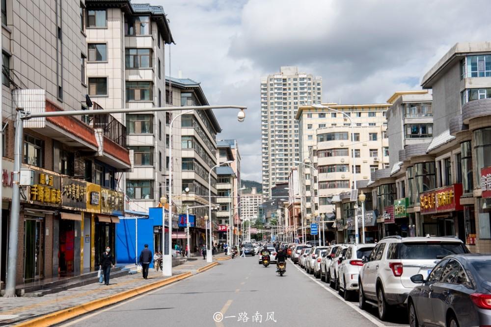 西宁著名的莫家街被游客和当地人奉为美食圣地白天有点冷清