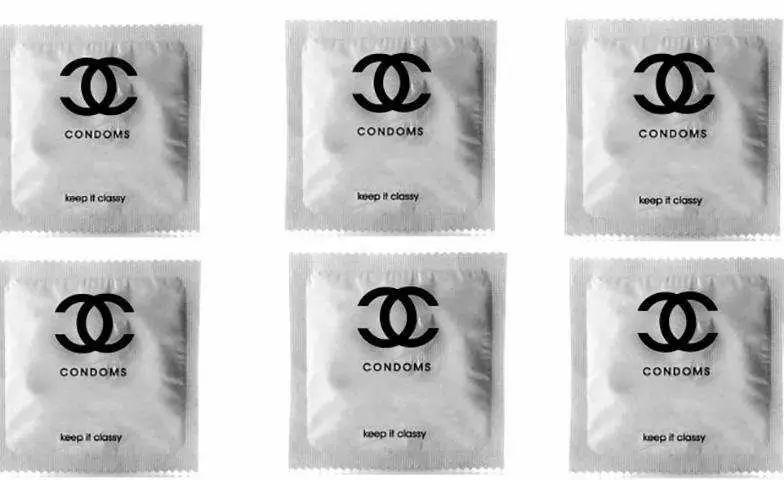 虽然是乌龙事件,但是这些避孕套几乎都出自大牌设计师或有名的设计
