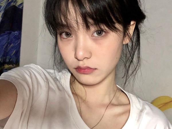 wb:排骨汤还没喝完 是个十七岁的艺术生女孩子 好看到每张照片都可以