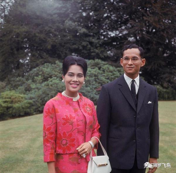 1966年7月27日英格兰伯克郡,普密蓬国王和诗丽吉王后在苏宁山住所度过