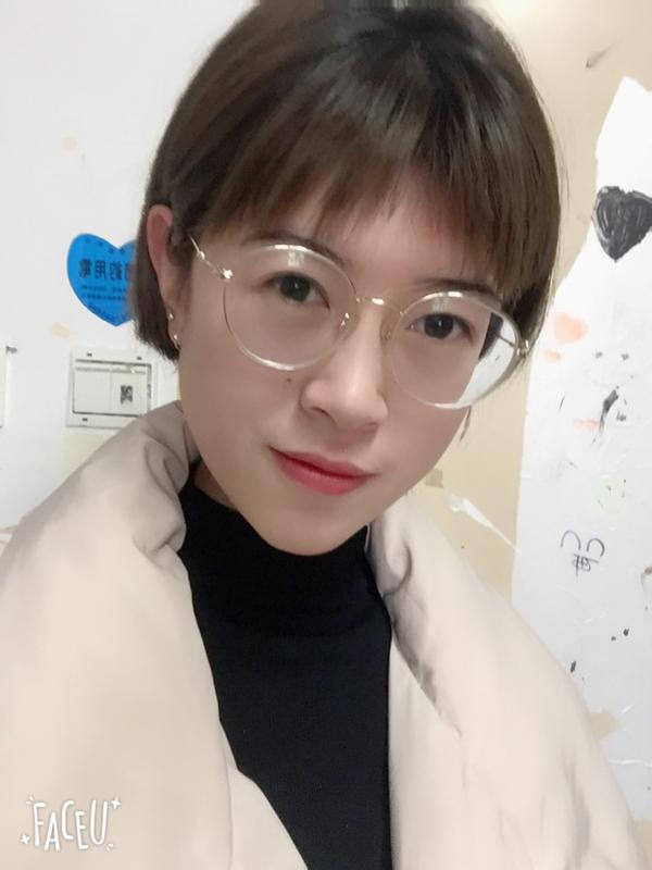戴眼镜的女生适合哪种短发发型?