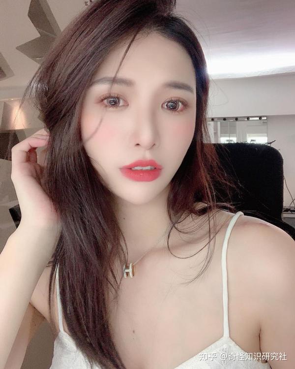 芮芮的爆火其实是源于当时一组煮汤圆的照片.