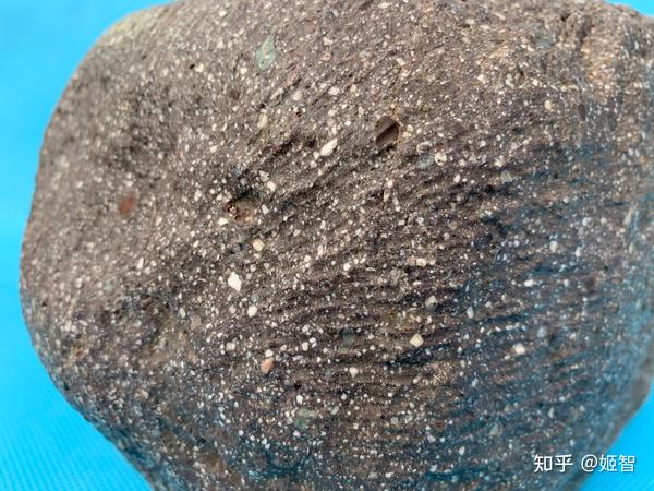 这枚长37cm重14560克月海玄武岩陨石,主要矿物是在黑色的基质中镶嵌了