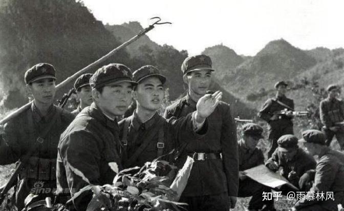 2007年,晏礼根 来到广西南宁,见到了参战时的老团长 雷悦威,团长见面