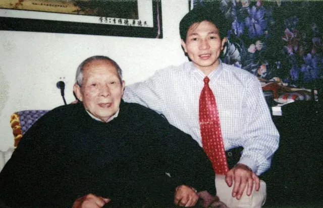 李乘伊与恩师中医泰斗吕炳奎教授李乘伊与老红军代表王定国恩师中医