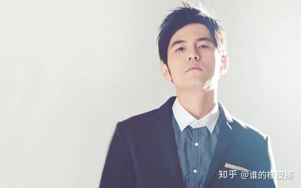 为什么男生拍照时都喜欢仰头,也可以说是鼻孔朝镜头?