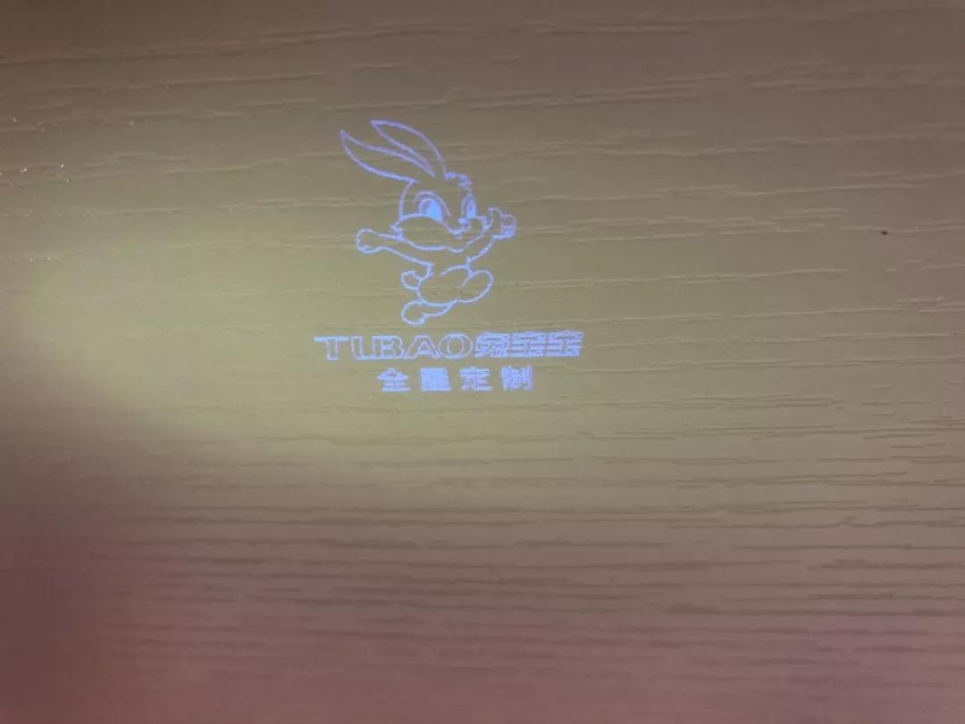 门板表面有"兔宝宝全屋定制""兔宝宝木门"防伪标识铭牌的,为原厂正品
