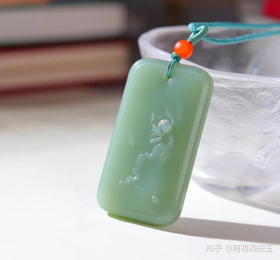 和田碧玉粉青连年有余吊坠