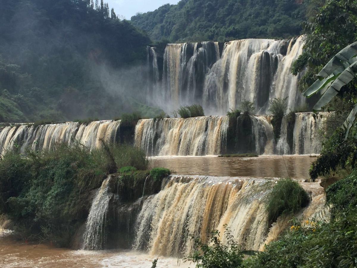 是国家aaaa级旅游景区,位于曲靖市罗平县长底乡九龙瀑布群风景区,瀑布