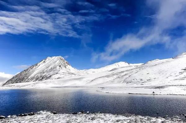 雅拉雪山,海拔4900的姐妹湖垭口,我们被迫在暴风雪来临前扎营,三个人