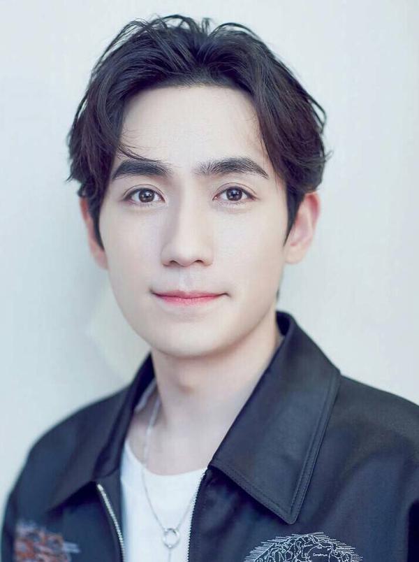 如何评价朱一龙的长相?