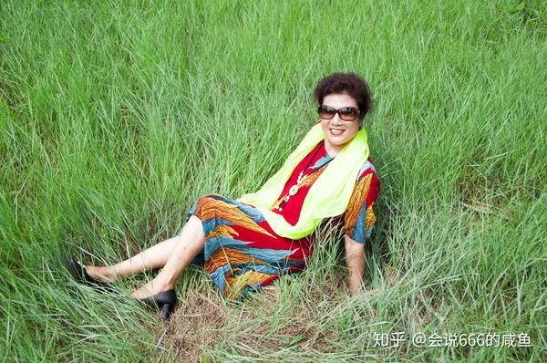有没有写生中年阿姨拍照作文?的作文活中适合姿势800字情趣图片