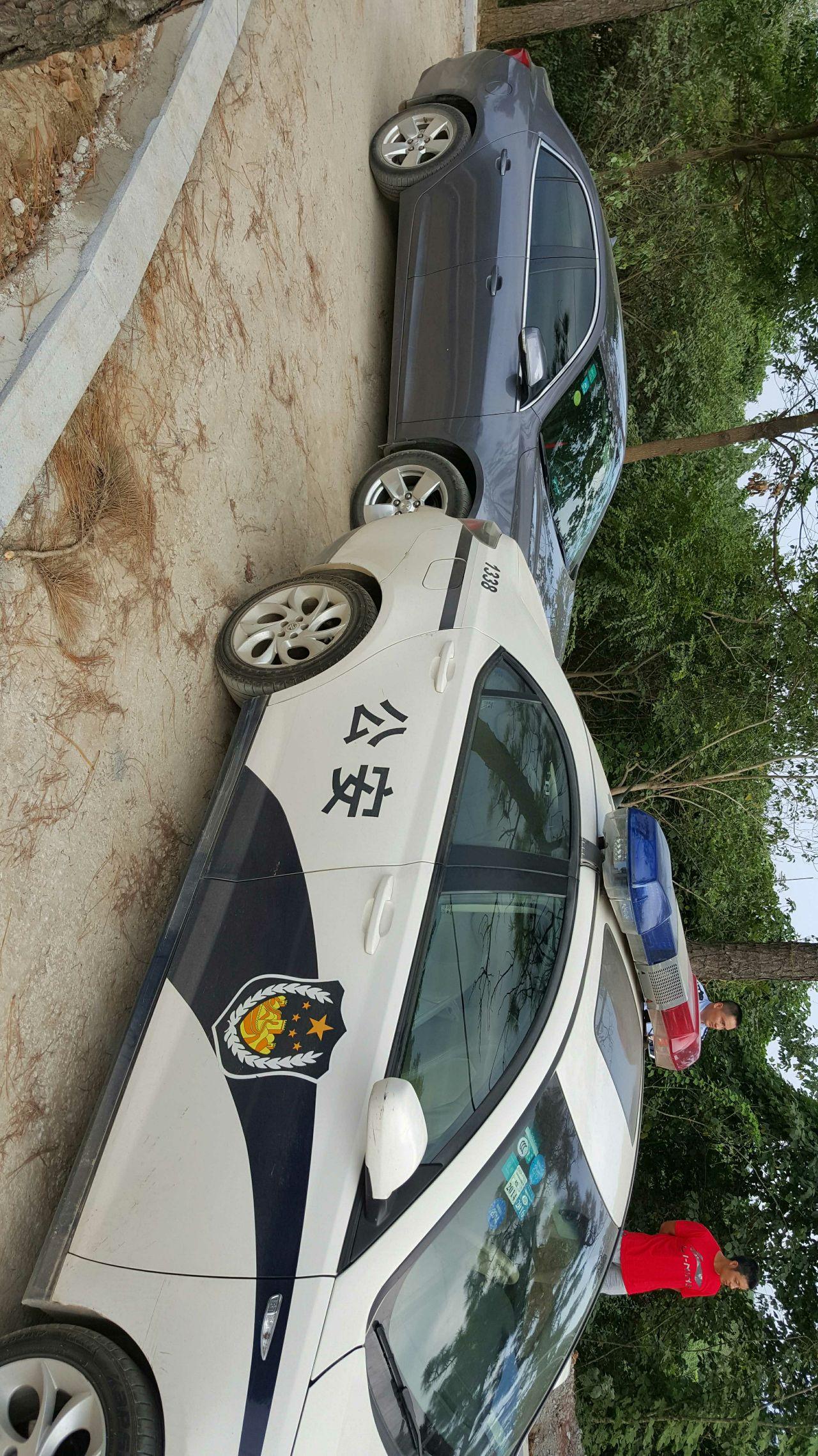 一辆警车在我面前慢悠悠的走 我在后面慢悠悠的跟着也不敢按喇叭