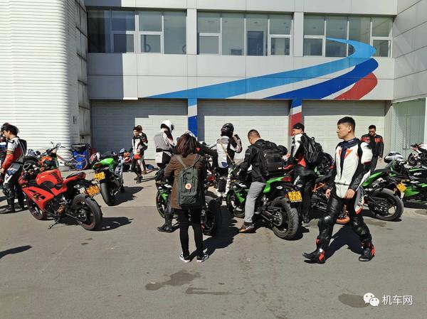 想成为摩托车赛车手吗?金港联速摩托车培训学校完成你
