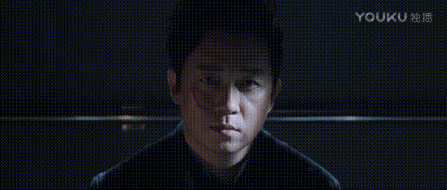 这个邪魅的一笑,看得我头皮发麻