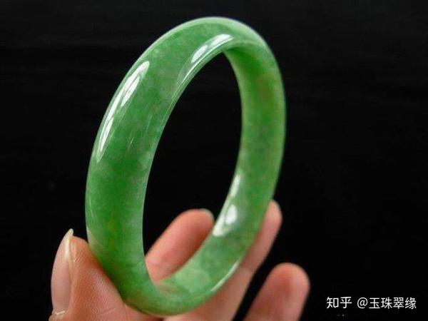 33以上,所以在二碘甲烷中缓慢下沉,用静水力学法测定翡翠密度,也是一