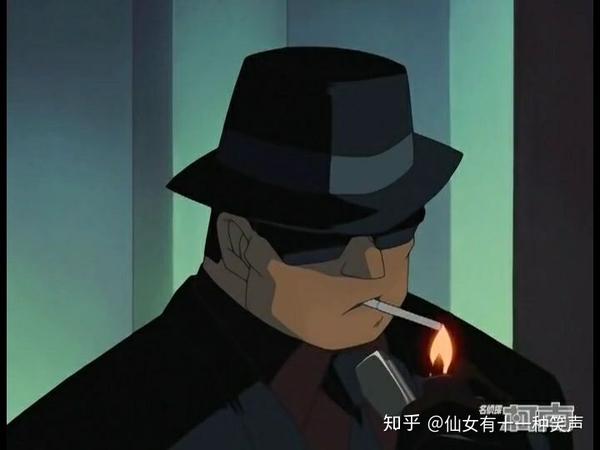 柯南冒充板仓卓与伏特加进行交易,在cd盒安装发信器并把cd盒黏在储物