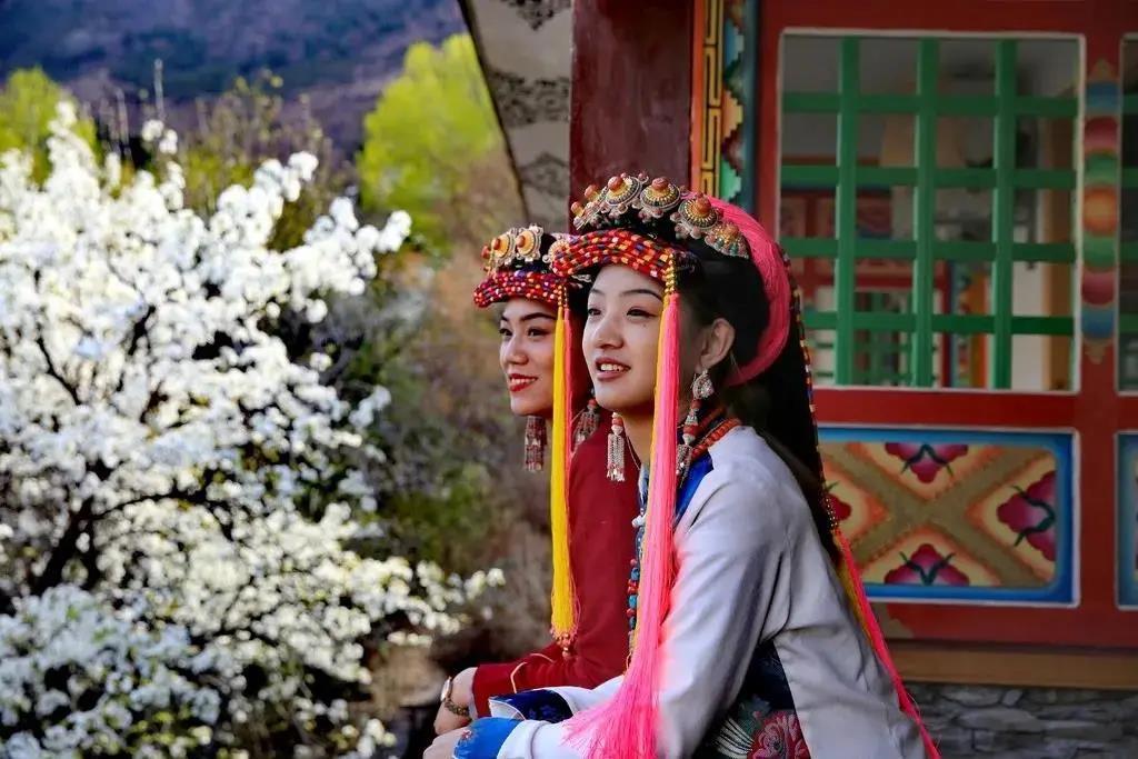 丹巴甲居藏寨,无意收获了一派田园牧歌的美景,充满灵气的山谷连汽车也