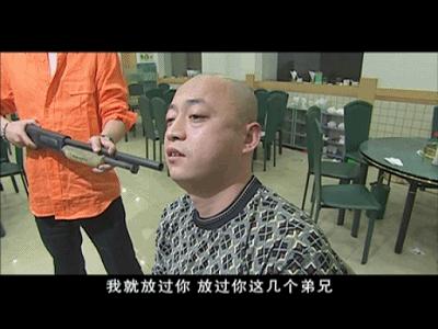 刘华强用枪指着自己脑门时封飙为什么不敢扣动扳机而是下跪