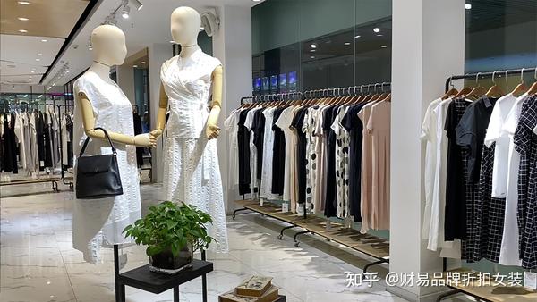 2021年品牌折扣女装店挂板陈列搭配小技巧