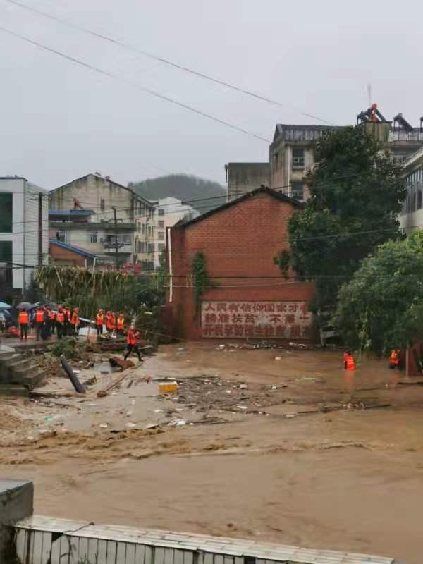 湖北随县柳林镇遭遇极端强降雨,已致 21 人遇难,4 人失联,目前救援