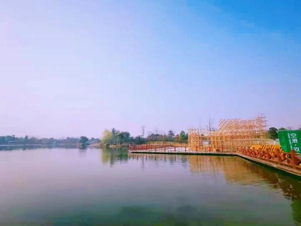 上个周末,双双问一个朋友在哪耍,回复是→凤翔湖公园看 