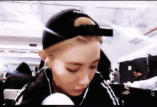 (图源超话) 后排解释一下,小戴低头系鞋带的时候后腰露出来了,然后