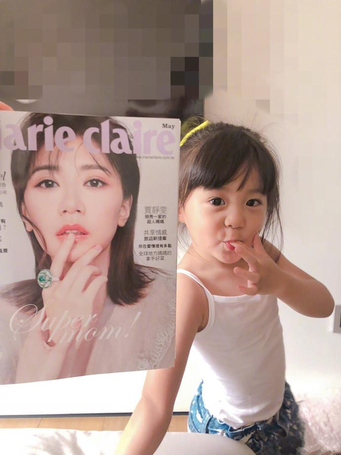 贾静雯女儿咘咘三岁啦模仿妈妈的样子超级可爱英语还很棒棒哦