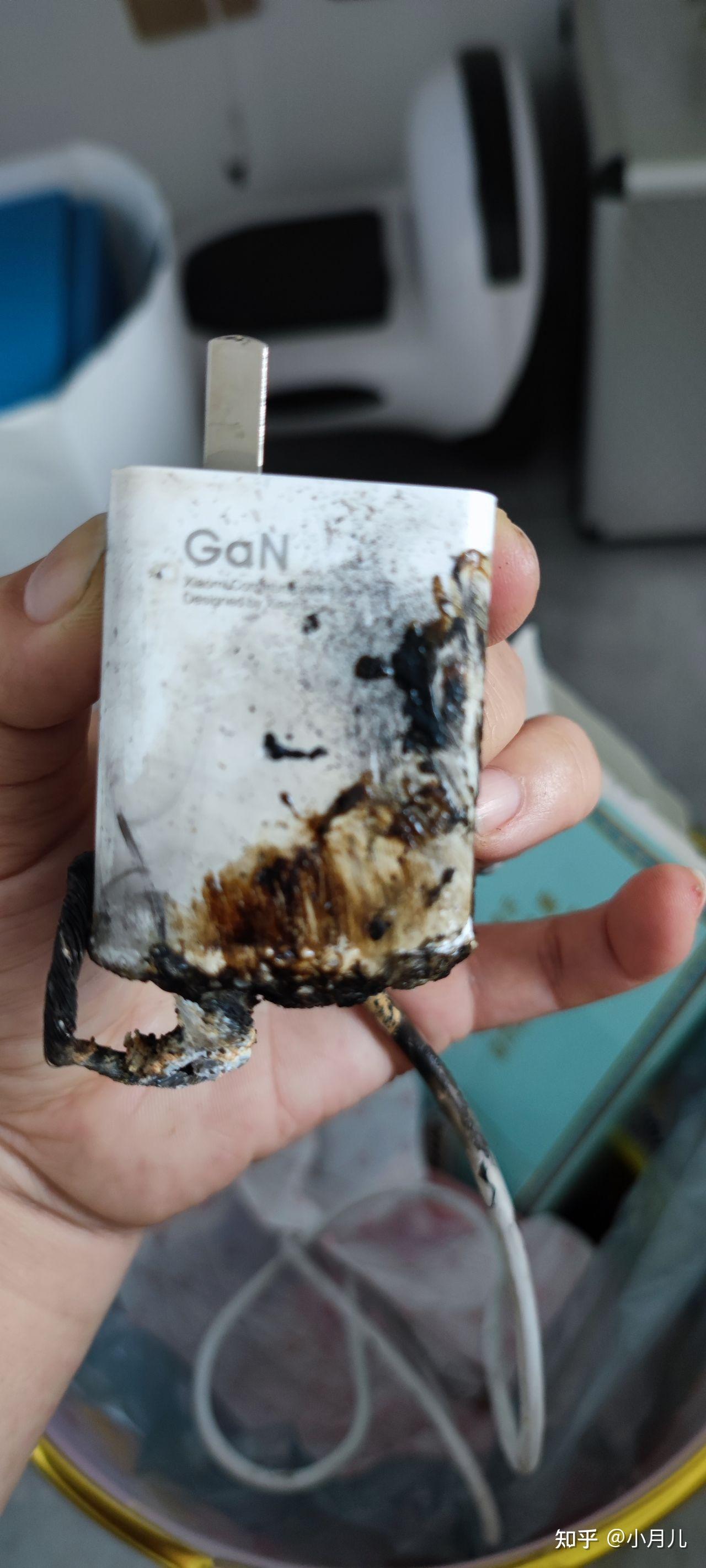 6月15号在长春买的小米11手机,7月3号手机充电器爆炸着火了,我家的床