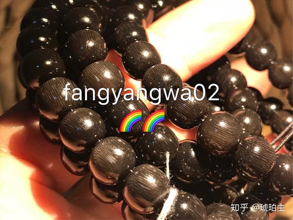 文玩客请看:怎么辨别驴蹄子仿犀牛角把件.