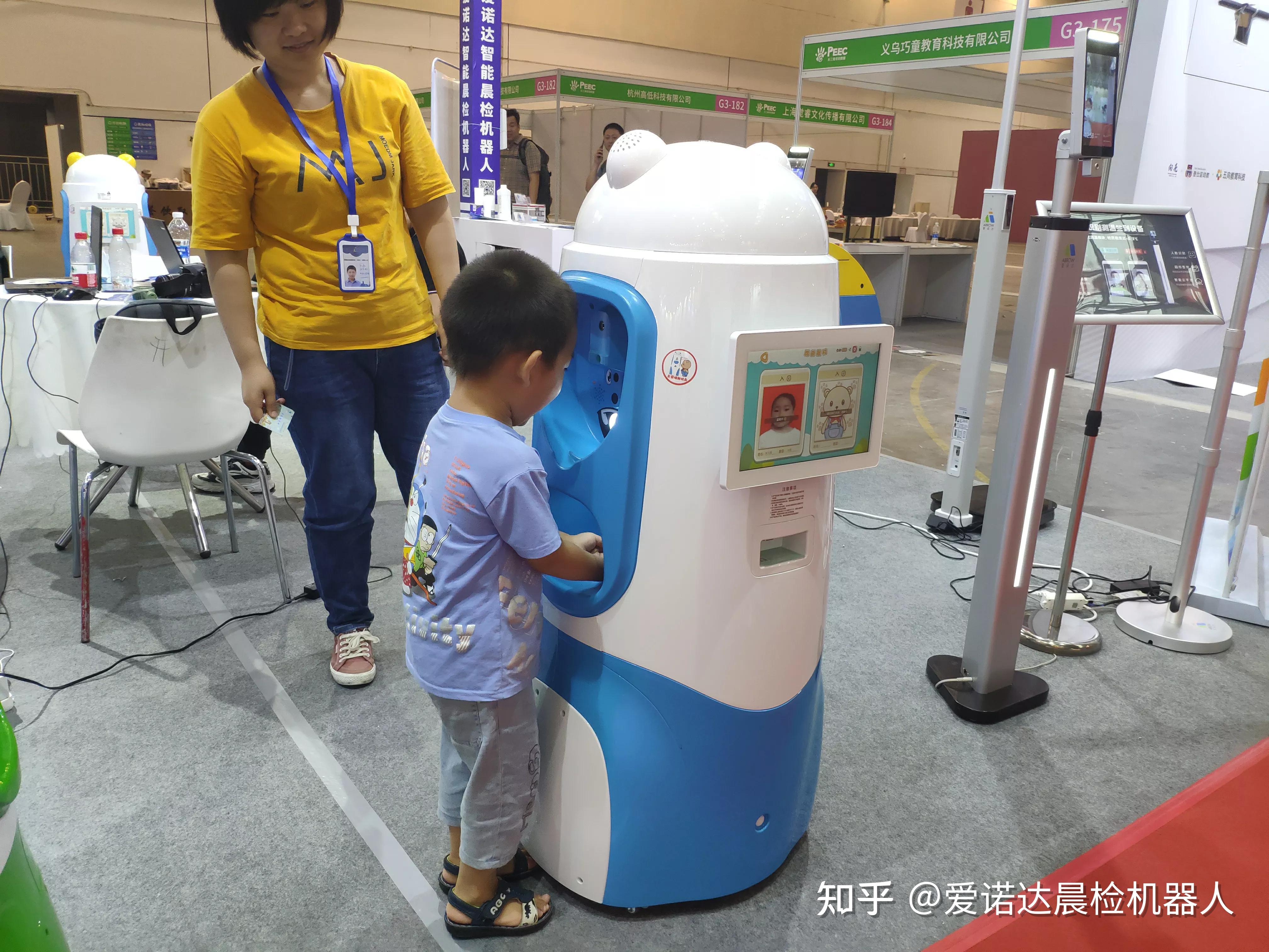 暑假招生季晨检机器人为幼儿园加分啦