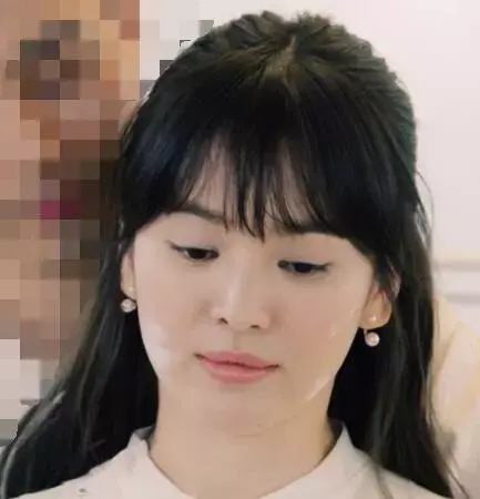 ♀女生如果是长发的话,可以扎一个利落的马尾,因为马尾是百搭发型,能