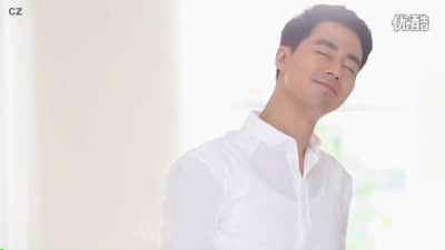 真的是行走的海报啊 随便一走就好像在走时装秀