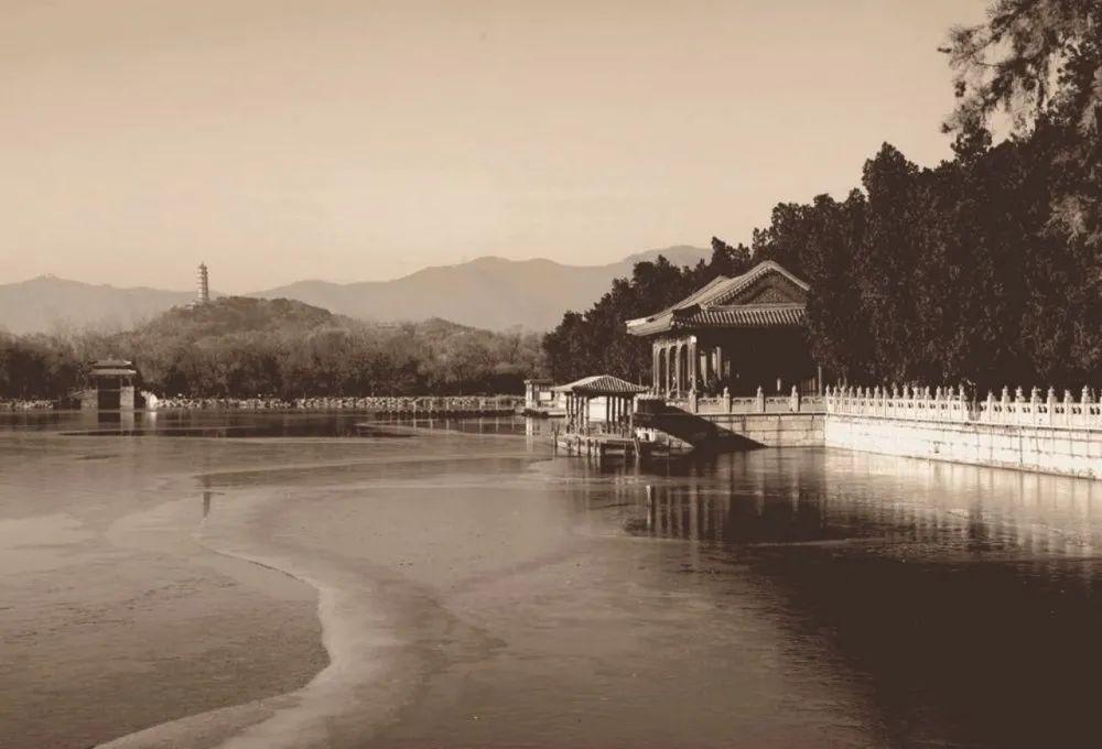颐和园鱼藻轩(选自网络,侵删)一代国学大师就这样悄然离去,留给人们