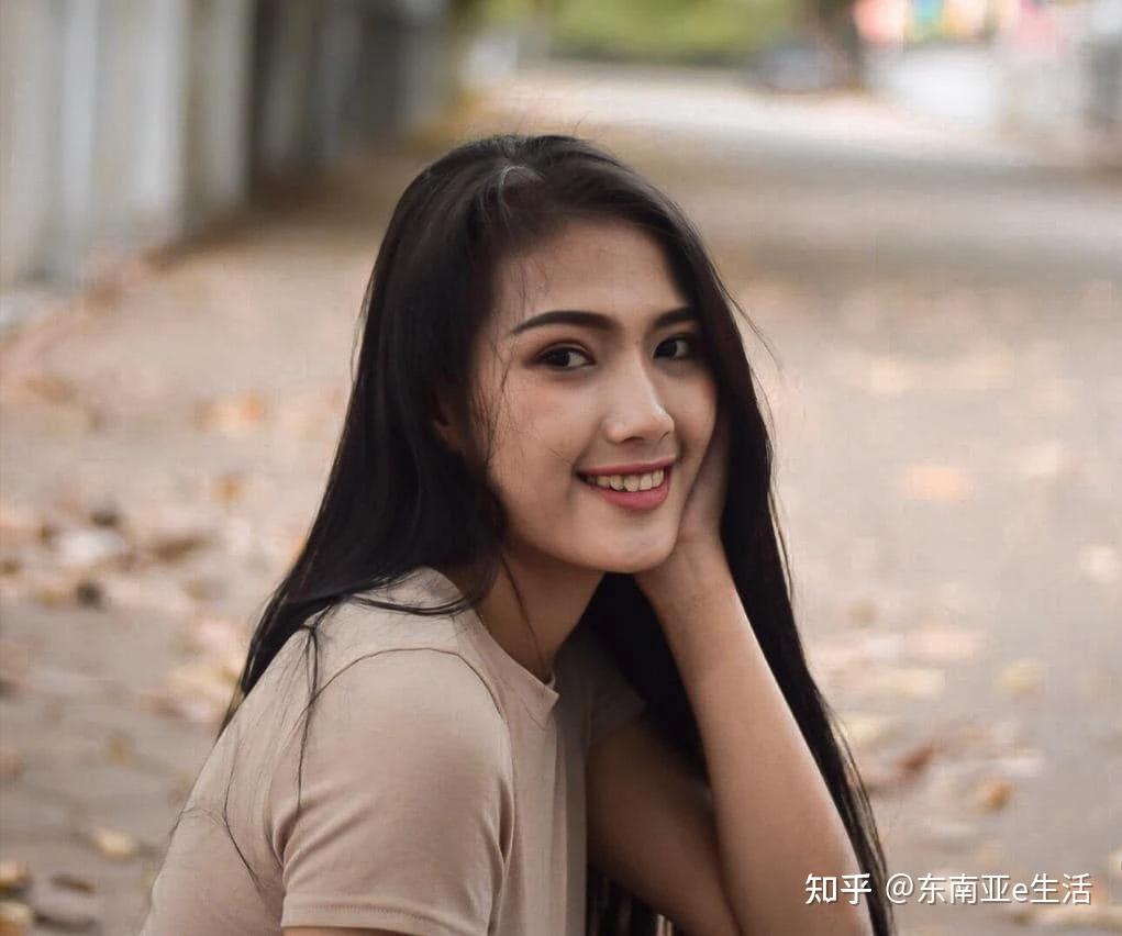 竹林里夏天的回响路边的随手拍一张也很美老挝女孩子都爱的占芭花说不