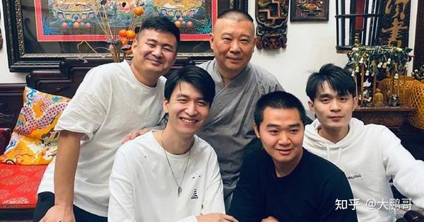 仔细一瞧,收了仨徒弟(刘筱亭,尚筱菊,徐筱竹)的岳云鹏,颇有点师父样.