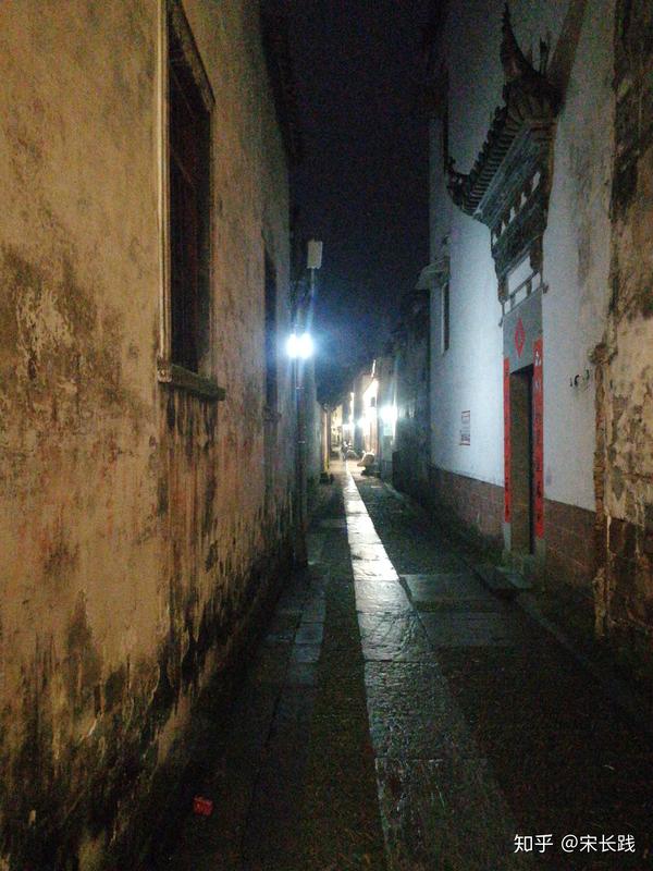 很喜欢这种小巷子,晚上走还是挺有感觉的
