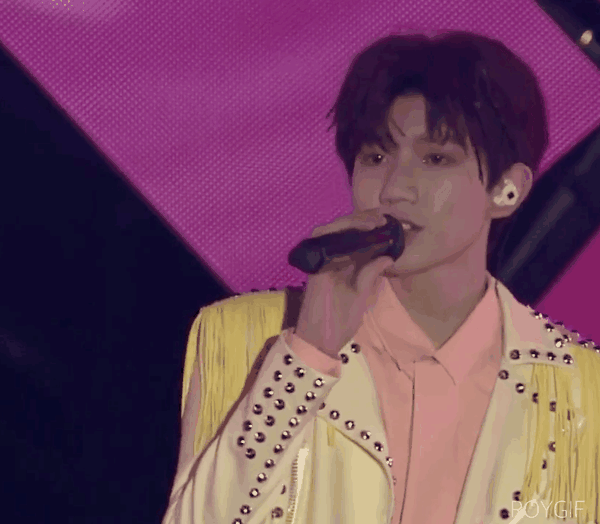 如何评价二字弟弟王源在组合五周年演唱会上的表现?