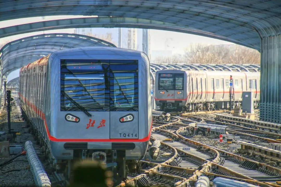 两点之间,北京地铁1号线 八通线最短