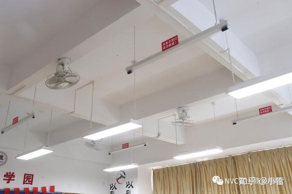 同时灯具上及教室门外均贴有安全提示的标识,全方位保障学生健康安全.