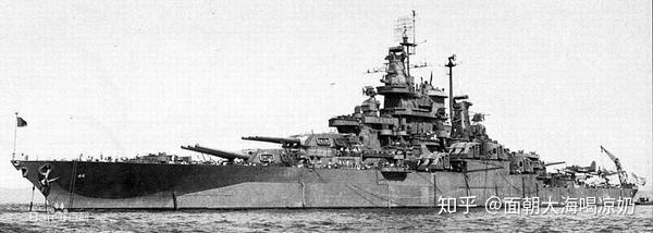 日本偷袭珍珠港后,战列舰西弗吉尼亚号(bb 48)和田纳西号(bb 43)正在