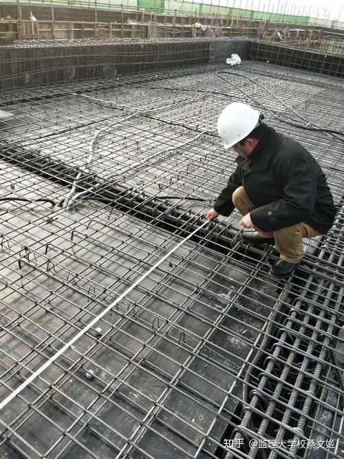 由于临空墙在顶板中的锚固筋较长,水平锚固段必须与顶板上层筋绑扎