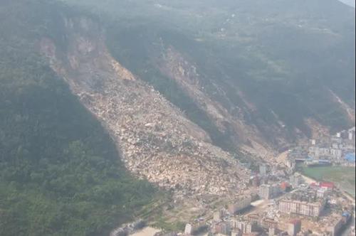 图表 5 景家山崩塌图表 6 2001年的北川县城图表 7 2015年的北川县城