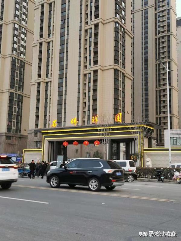区,忽然发现了一个新的小区门庭若市,大门口上书四个大字——石佛祥园