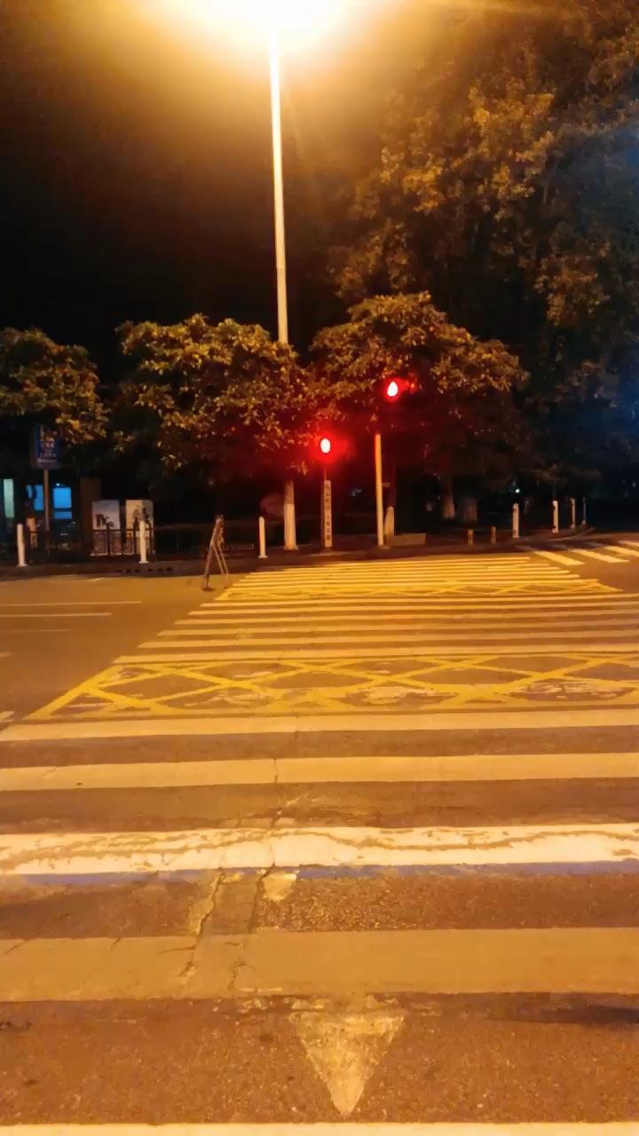 如何看待空无一人的夜晚路上也没有车还要等红灯的人?