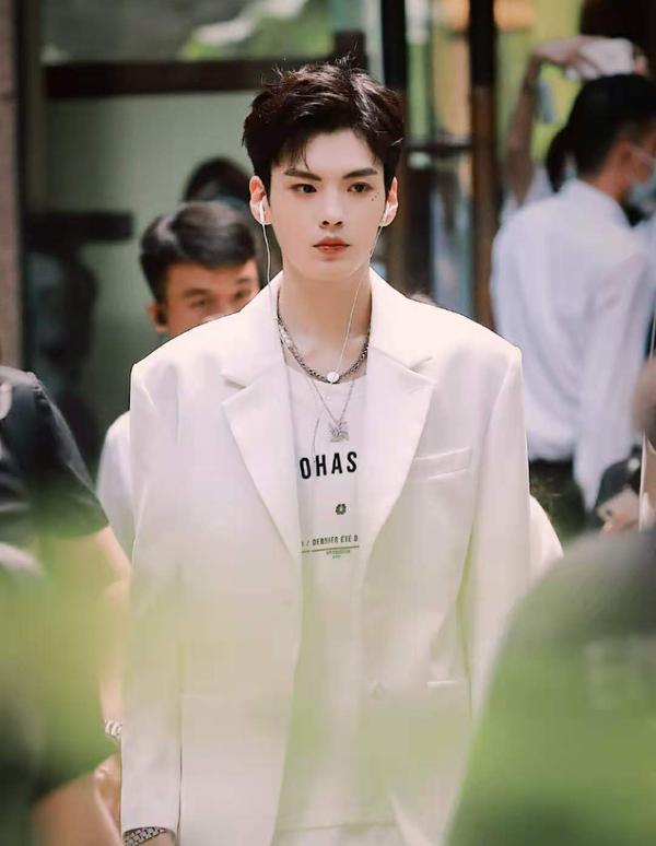 吴宣仪为毕雯珺庆生反遭粉丝抵制被骂小爱豆演艺之路恐断送