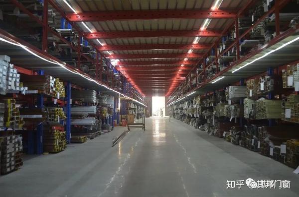 其邦门窗50000平方米现代化生产基地,常备1000吨铝材库存.