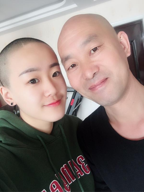 剃光头的女生如何不会突兀地吓到别人?