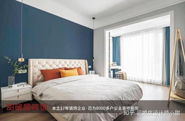 顶面用当下流行的"双眼皮"直线吊顶,更有层次.